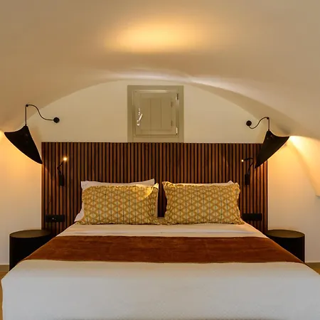 לינה וארוחת בוקר Eteo Santorini Luxury 4*