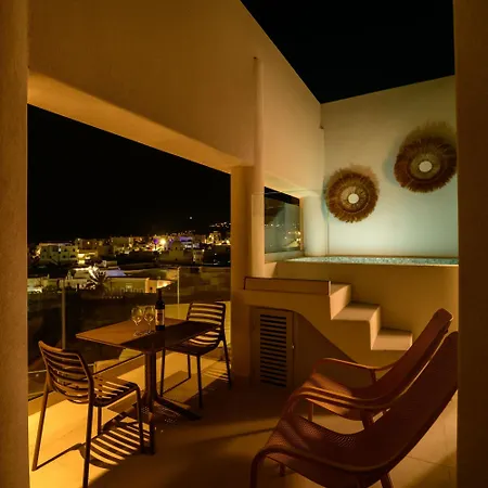 לינה וארוחת בוקר Eteo Santorini Luxury 4*