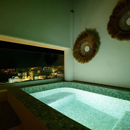 לינה וארוחת בוקר Eteo Santorini Luxury 4*